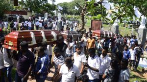 Anhöriga bär kistor med offer från påsksöndagens terrordåd i Sri Lanka Anhöriga bär kistor med offer från söndagens terrordåd i Sri Lanka