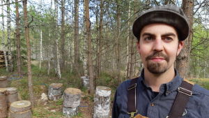 Henri Lokki är vd för Suomen Agrometsä som har testodlingar i Karislojo. Bakom Lokki ser man odling med så kallad totemteknik. Där odlas bland annat sidenticka, björkticka, korallticka och koralltaggsvamp i stubbar av björk, tall och gran. Henri Lokki.