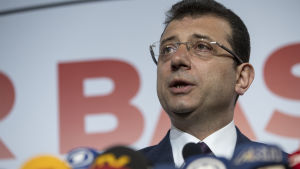 Istanbuls borgmästare Ekrem İmamoğlu har krävt ett kraftigare grepp för att stävja spridningen. En man med glasögon talar in i mikrofoner.