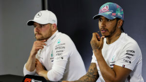 Valtteri Bottas och Lewis Hamilton. Bottas och Hamilton sitter bredvid varandra på en presskonferens