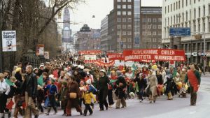 Första maj-tåg med banderoller som välkomnar Chiles kommunistiska ungdomsförbund, 1979 Första maj-tåg, 1979