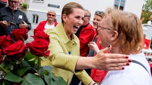 Mette Frederiksen, ledare för Socialdemokratiet delar ut rosor till väljarna i sin hemstad Ålborg Mette Frederiksen, ledare för Socialdemokratiet delar ut rosor till väljarna i sin hemstad Ålborgrg