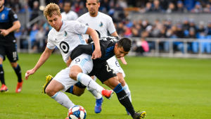 Efter tre år i USA känner Rasmus Schüller att han vill återvända till Europa. Minnesota Uniteds Rasmus Schüller i närkamp med Nick Lima från San José Earthquakes.