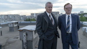 Jared Harris och Stellan Skarsgård är huvudpersonerna i Craig Mazins miniserie Chernobyl. Målet var att fastän skådespelarna pratar engelska skulle de inte prata med rysk brytning eller amerikansk accent. Stellan Skarsgård och Jared Harris i HBO-serien Chernobyl.