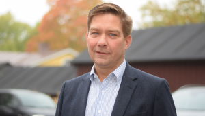 SFP:s gruppordförande Thomas Blomqvist är hemma från Raseborg där tillgången på taxi har försämrats efter att lagen trädde i kraft. En man i blå kostym som är riksdagsledamoten Thomas Blomqvist.
