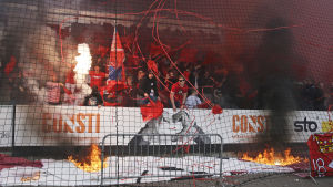 I det senaste derbyt mot HJK åkte HIFK på stryk. HIFK:s fotbollssupportrar vid derby mot HJK.