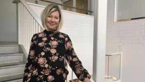 Arkivbild. Miia Lindström, social- och hälsovårdsdirektör i Pargas. Miia Lindström står i trapphuset i Pargas stadshus.