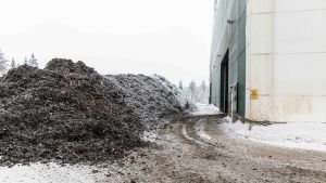 SLF-jätekasa Kajaanin Romun murskaamoalueella. Jätettä syntyy jatkuvasti. Tämä kasa on Matti Nyyssösen mukaan syntynyt parin viikon aikana. Kajaanin Romun pihaa.