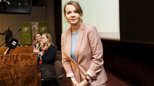 Förra veckan meddelade centerns ordförande Katri Kulmuni att förtroendet för Rinne var slut. I dag blir hon finansminister. Katri Kulmuni tittar leende in i kameran.