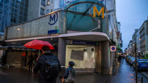 Stängd metrostation på grund av strejk. Levallois nära Paris 11.12.2019 Stängd metrostation på grund av strejk. Levallois nära Paris 11.12.2019