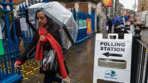Det råa decembervädret verkar inte ha stoppat väljare i London från att ta sig till vallokalerna. Vallokal i London 12 december 2019.