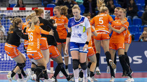 De ryska spelarna hängde med huvudena medan de nederländska jublade för allt de var värda. Nederländernas damlandslag jublar efter semifinalseger.