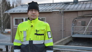 Mika Laaksonen En man med gula arbetskläder står framför en kanal med vatten.