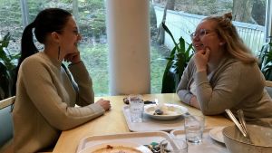 Jasmin Öberg och Ina Laakso försöker undvika att slänga mat. Jasmin Öberg och Ina Laakso sitter vid lunchbordet och pratar.