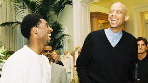 Kobe Bryant och Kareem Abdul-Jabbar fotade tillsammans år 1998. Kobe Bryant och Kareem Abdul-Jabbar.