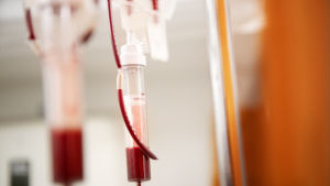 Blod behövs nu från alla blodgrupper. Verta tiputuspullon kanyylissa Tyksin lasten ja nuorten klinikalla.