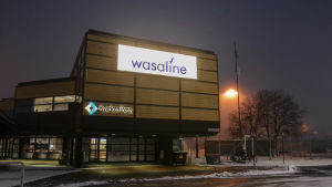 Coronatesterna vid hamnen skulle först köpas in, men nu blir det distriktet som sköter testerna själva. Wasalineterminalen fotograferad utifrån i skymning och dimma.