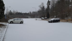 Det brukar vara många bilar på parkeringsplatserna vid tågstationen i Karis. Nu är bara enstaka bilar parkerade där. En nästan tom parkeringsplats vid Karis tågstation.