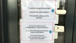 Två skyltar på en dörr. En ringklocka för barnjouren och en för infektionsmottagningen.
