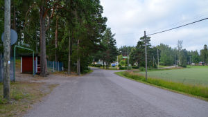 Vid Ljungars ungdomsgård på Sarvsalö i Lovisa brukar startskottet till Sarvsalöåttan gå. En väg ute på landsbygden.