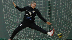 Roosa Niemi vaktar HIFK-målet mot GrIFK. Roosa Niemi i matchen mellan HIFK och GrIFK hösten 2019.