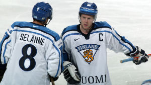 Teemu Selänne och Saku Koivu, ett radarpar i Lejonen. Teemu Selänne och Saku Koivu på isen
