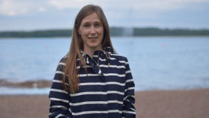 Jenny Eliasson är styrelsemedlem i Västnyländska ungdomsringen. Hon gillade med detsamma manuskriptet för radioteatern Bakom spånskivan. Jenny Eliasson.
