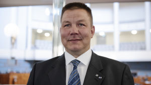 Juha Mäenpää (Sannf). Juha Mäenpää fotograferad rakt framifrån. Han ler.