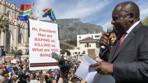 President Ramaphosas regering har under de senaste månaderna kanaliserat mera resurser till kampen mot våldet, bland annat till utbildning av polisen och till särskilda domstolar för sexbrott. Sydafrikas president Cyril Ramophosa håller tal under protest mot könsbaserat våld 5.9.2019.