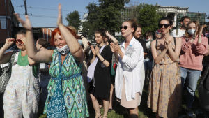 Personer som stöder Serebrennikov utanför domstolen i Moskva den 26 juni 2020. En grupp människor utomhus i soligt väder. Flera hundra personer som stöder Serebrennikov hade samlats utanför rätten i Moskva den 26 juni 2020.