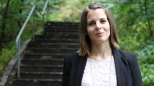 Kriminalkommissarie Riikka Laaksonen säger att det alltid lönar sig att anmäla sin cykel som stulen till polisen. En kvinna med brunt hår ser in i kameran.