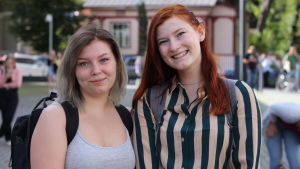 Kiia Sundell och Isabella Zitting är extra nervösa på grund av coronan. Två glada kvinnliga studerande.