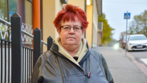 Marina Päiviö skulle använda kustbanan för att åka från Lovisa till Helsingfors. En kvinna som står utomhus.