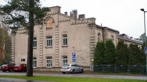 Här startade allt 1924. Byggnaden finns alldeles intill porten när du kör in till Ekåsenområdet i Ekenäs. Den byggnad på Ekåsenområdet där mentalvården öppnade 1924.