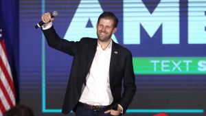 Eric Trump tog sin publik med storm i Las Vegas. (arkivbild) Eric Trump vinkar till publiken.