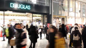 I Frankfurt var det trängsel i butikerna då många passade på att skaffa de sista julklapparna innan butikerna stängde på grund av restriktionerna. En livlig shoppinggata. I bakgrunden ses butiker med ljusa skyltfönster. I förgrunden människor som hastar förbi kameran, de flesta är suddiga och går inte att identifiera.