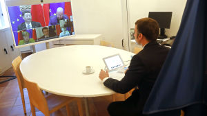Ett investeringsavtal med Kina är ett krav från EU:s sida innan unionen kan gå med på att börja förhandla om ett frihandelsavtal med landet. Bild: Frankrikes president Emmanuel Macron på onsdagens videomöte. Förutom Macron deltog Kinas president Xi Jinping, EU-kommissionens ordförande Ursula von der Leyen, Tysklands förbundskansler Angela Merkel och Europeiska rådets ordförande Charles Michel. Emmanuel Macron på videomöte