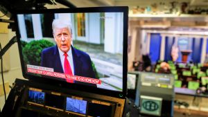 Donald Trump talade till sina anhängare i en video på Twitter i början av januari. Hans Twitterkonto är nu avstängt. Trump puhuu televisioruudulla.