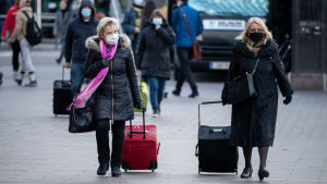 Besluten gällande Helsingfors-Vanda flygplats togs allt för sent enligt rapporten, och än i denna dag vet många beslutsfattare inte vem som hade sista ordet. Människor vid elielplatsen i Helsingfors