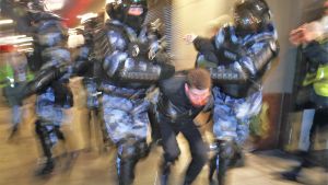 I Ryssland har invånare demonstrerat mot fängslandet av Navalnyj och staten har arresterat tusentals demonstranter. Europadomstolen har dömt Navalnyjs fängelsestraff som uppenbart ogrundat. En demonstrant i Ryssland grips.