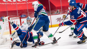 Artturi Lehkonen, Jesperi Kotkaniemi och Joel Armia försöker skapa kaos framför Braden Holtby i Vancouvers mål. Artturi Lehkonen, Jesperi Kotkaniemi och Joel Armia försöker skapa kaos framför Braden Holtby i Vancouvers mål.