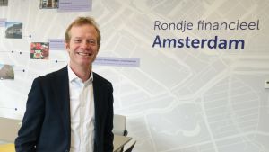 Sander van Leijenhorst ansvarar för brexitfrågor vid den nederländska finansmyndigheten. Sander Van Leijenhorst är brexitansvarig vid den nederländska finansmyndigheten. Han är en man i yngre medelåldern, Han är ledigt klädd i kavaj och skjorta utan slips.
