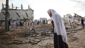 De tunga israeliska flygräderna mot mål på Gazaremsan har fortsatt under torsdagen. På bilden betraktar en palestinsk kvinna förödelsen i staden Beit Lahia i den norra delen av Gazaremsan. En palestinsk kvinna ser ner på förödelsen i staden Beit Lahia i norra Gazaremsan den 13 maj 2021.