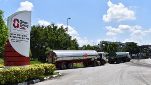 Förutom ofantliga plantager driver Sime Darby bland annat oljeraffinaderier. Bolaget har länge ansetts vara en föregångare inom branschen. Förutom ofantliga plantager driver Sime Darby bland annat oljeraffinaderier. Bolaget har länge ansetts vara en föregångare inom branschen.