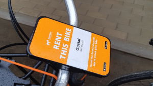 Cykeln Gustaf är ledig och via en applikation hyr du just den cykeln i Raseborg. Styrstången på en stadscykel där det står att cykeln heter Gustaf.