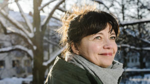 Kirsi Piha valdes i mitten av februari till Samlingspartiets borgmästarkandidat i Helsingfors. I lördags, den 27 februari, meddelade hon överraskande att hon hoppar av och inte ställer upp i kommunalvalet i april. Kokoomuksen Kirsi Piha valokuvattiin Kirjailijanpuistossa Töölössä helmikuun 2021 alussa.