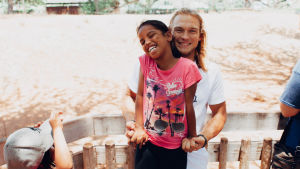 Surfing The Nations har även program för barn och ordnar aktiviteter för dem. På Hawaii är de belägna i ett fattigt område för att kunna vara nära de som de vill hjälpa. samuel snellman