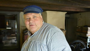 Boktryckare Heikki Jokioinen ska går i pension om några år, men han tror ändå inte att han kommer att sluta med tryckandet helt och hållet. Heikki Jokioinen.