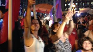 Syriza-anhängare firar segern. Syriza-anhängare firar segern i det grekiska parlamentsvalet 20.9.2015.