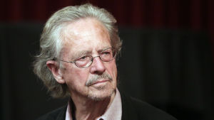 Peter Handke tilldelades Nobelpriset i litteratur för år 2019. Austrian novelist Peter Handke prior to an interview at the Metro cinema in Vienna, Austria, 16 October 2014.